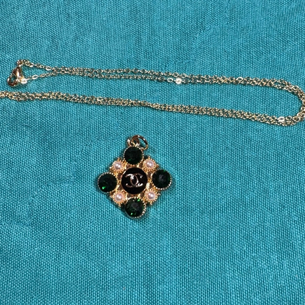 Elegant Green and Gold Pendant Necklace